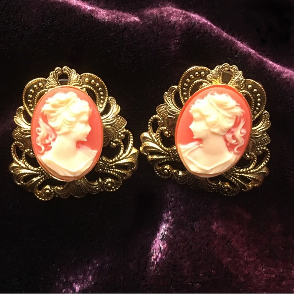 VINTAGE CAMEO EARRINGS CLASSIC PIERCED WITH FILIGREE GOLD-TONE BASE — GORGEOUS! - Picture 7 of 8